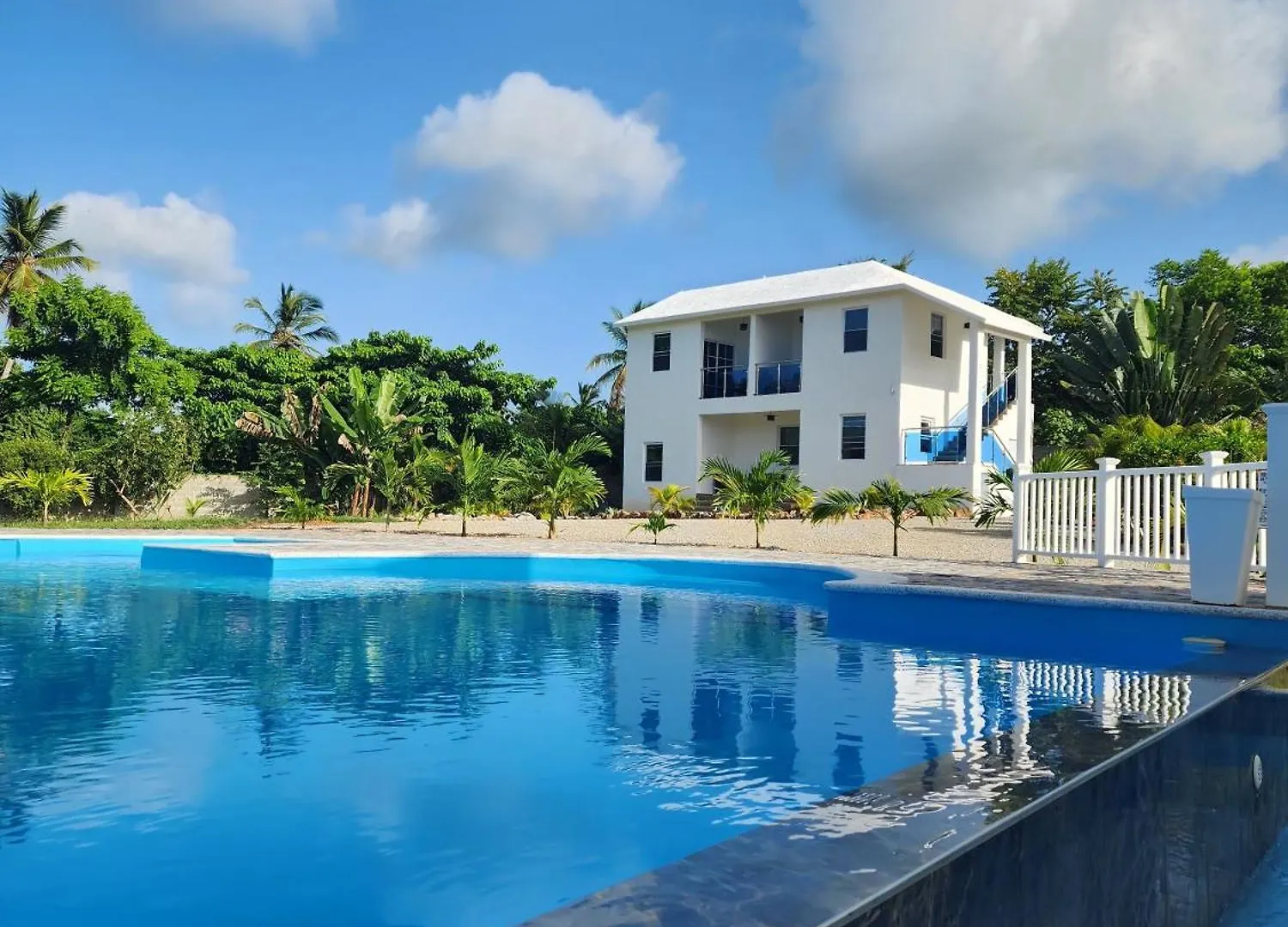 Bella Villa Room With Large Pool And Close To Beach location